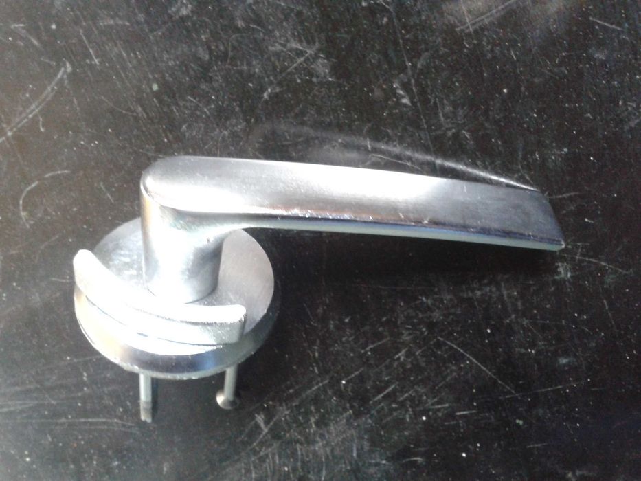 Klamka drzwiowa ryglowana z ryglem samozamykaczem