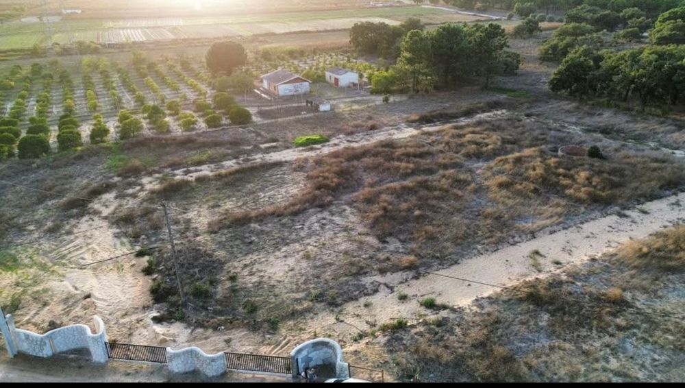 Terreno com furo de água próprio, luz. Completamente vedado