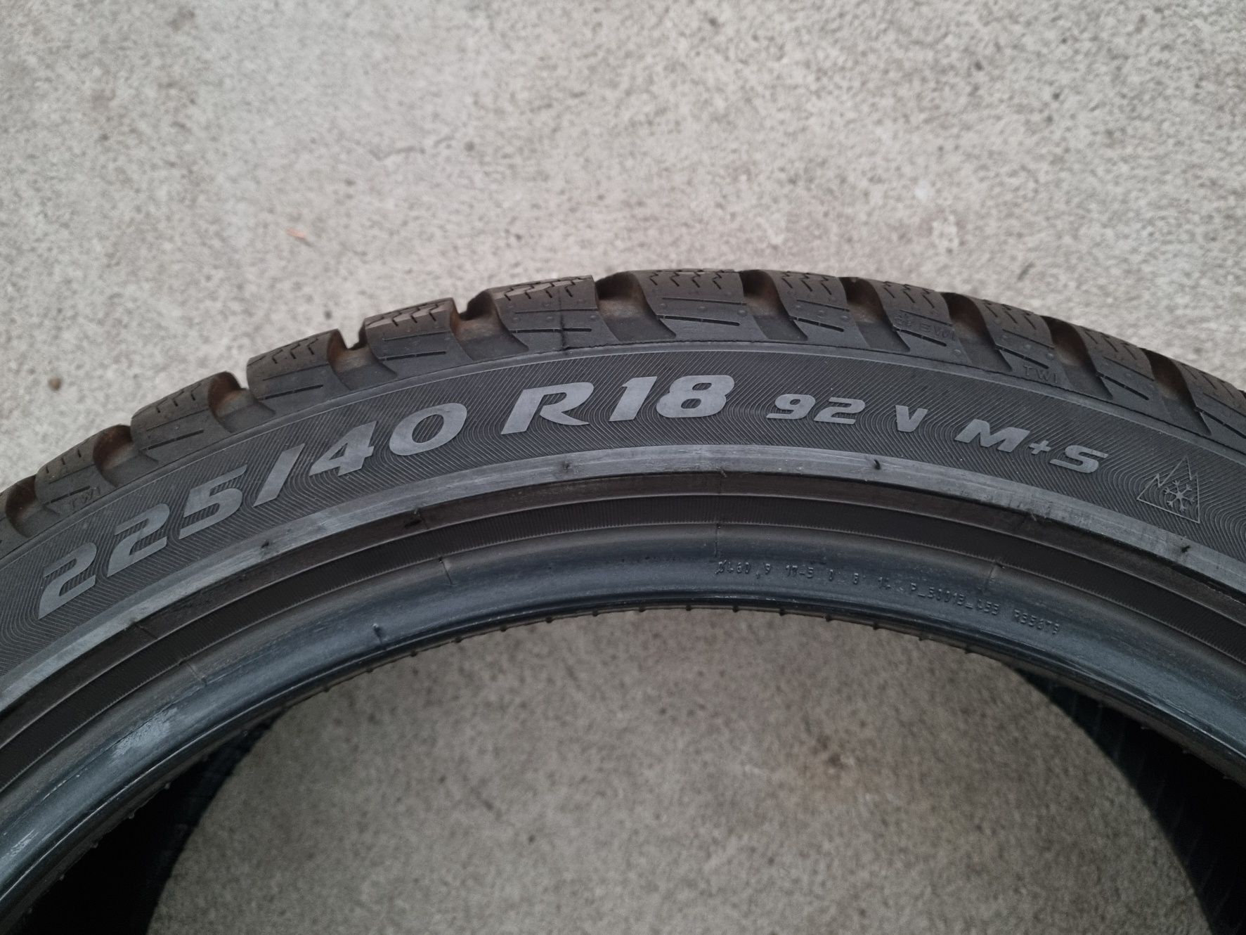 Opony używane ZIMOWE 225/40/18 Pirelli 850zł/4szt.