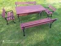 Meble ogrodowe/tarasowe stół i dwie ławki z podłokietnikiem.