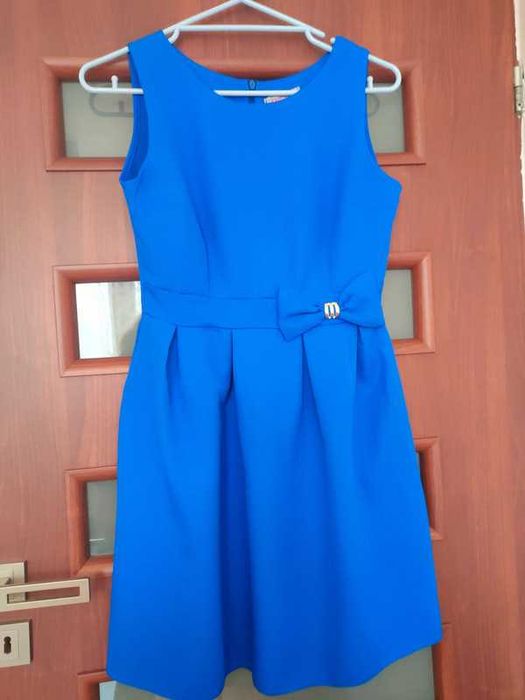 Elegancka, niebieska sukienka