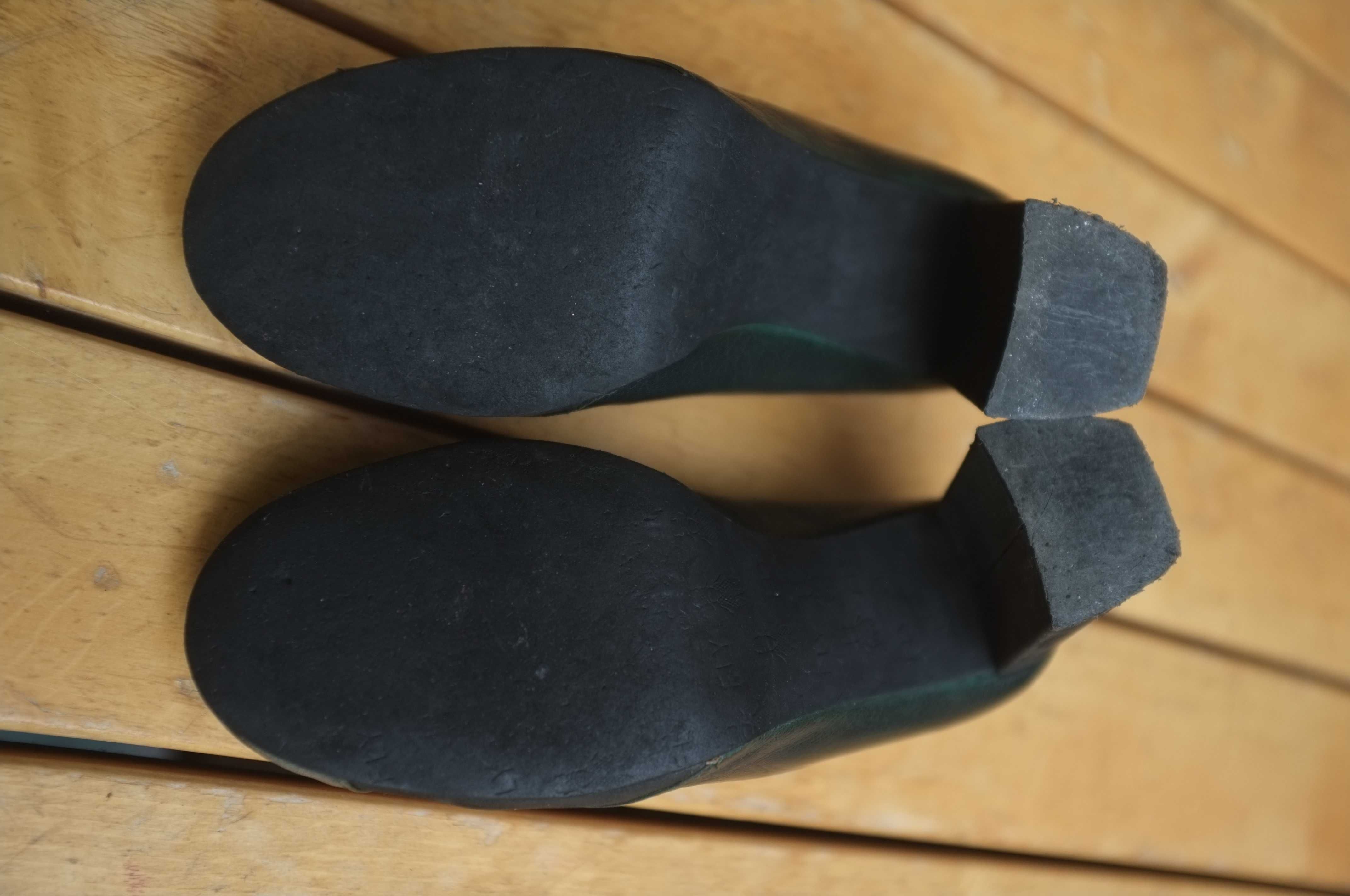 zielone butelkowe buty Fly London czółenka na obcasie skórzane skóra