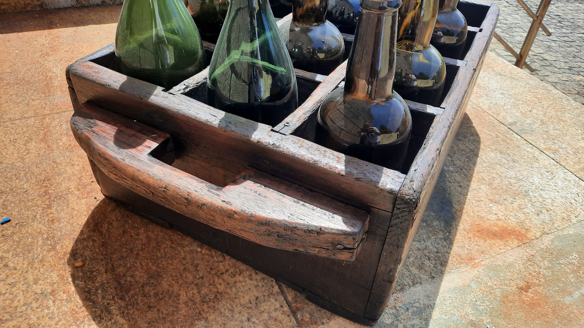 Vintage Caixa de madeira antiga com garrafas antigas