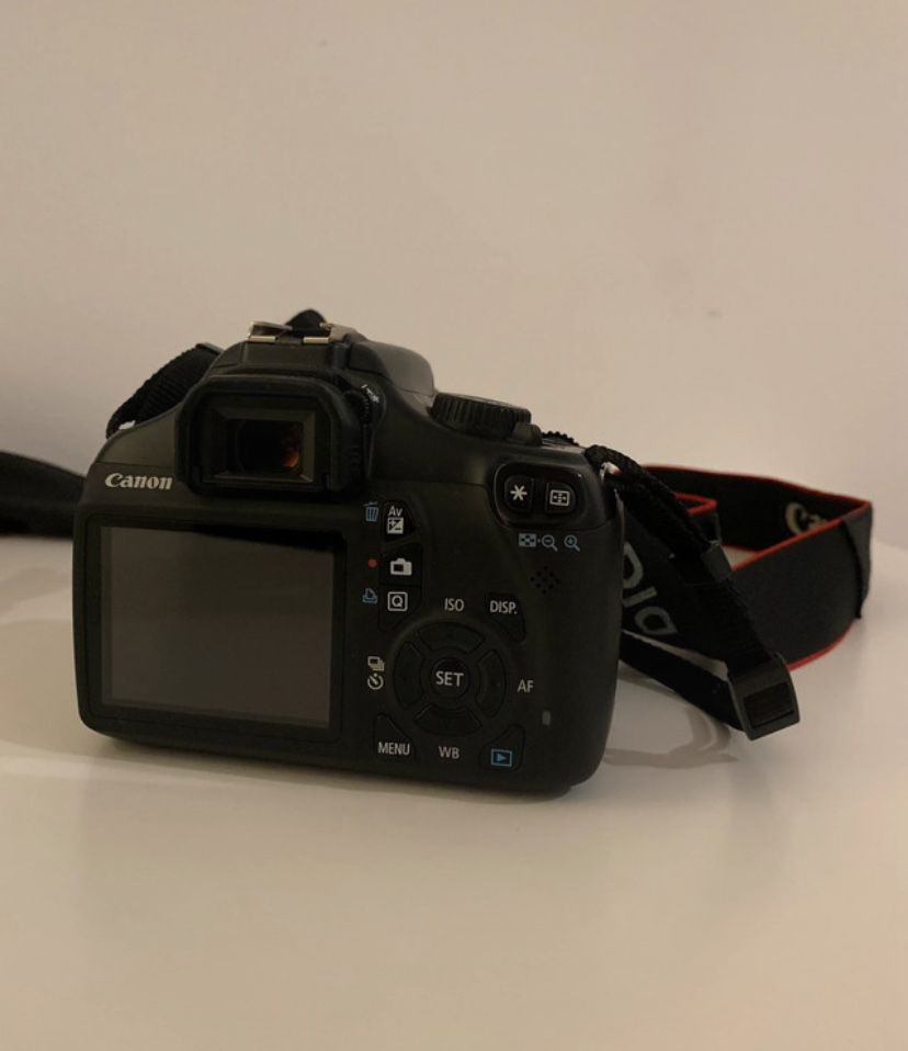 Canon 1100D: com pouso uso (motivo de venda), em ótimo estado.