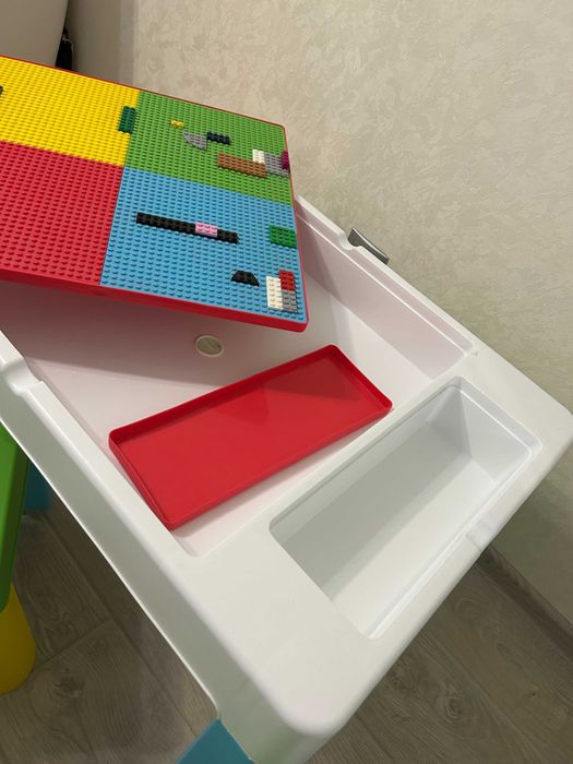 продам дитячий столик з стільцями