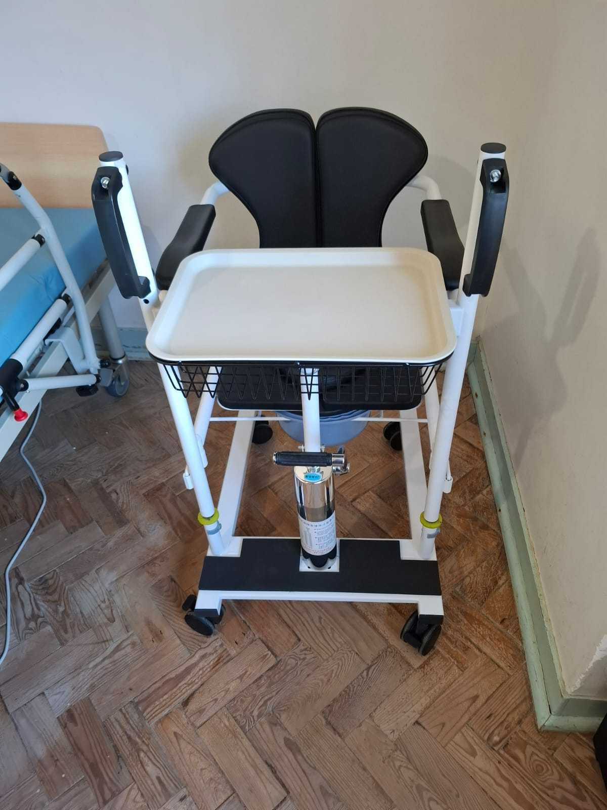 Cadeira de transferência para pessoa com mobilidade reduzida.