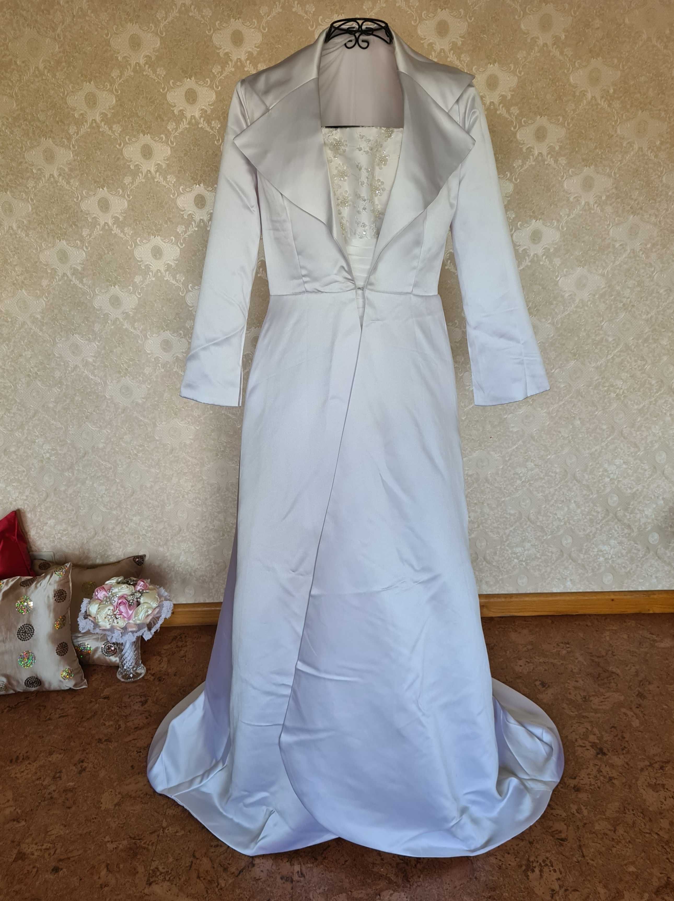 Casaco de noiva cetim com cauda tamanho 40 NOVO