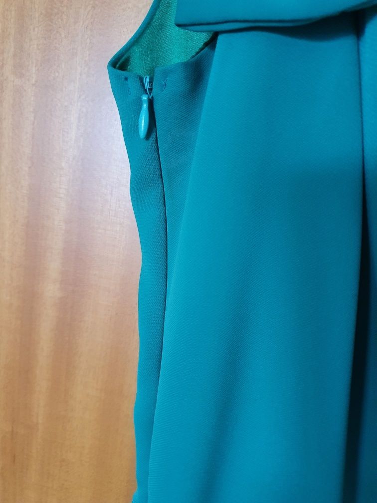 Vestido simétrico com laço verde