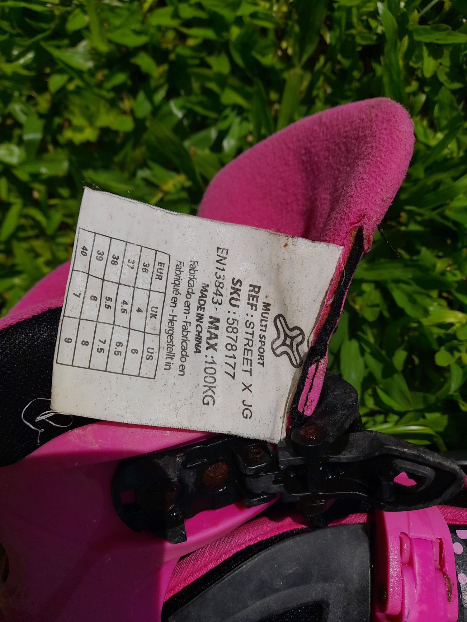 Vendo patins em bom estado, cor de rosa. Tamanho ajustável.