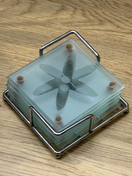 Komplet 6 szklanych podstawek pod szklanki ze stojakiem