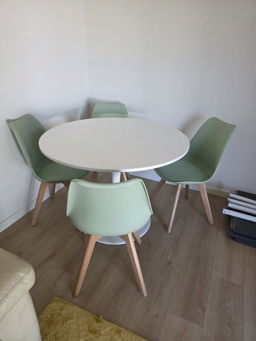 Mesa cozinha redonda Ikea Docksta e 4 cadeiras Skulm