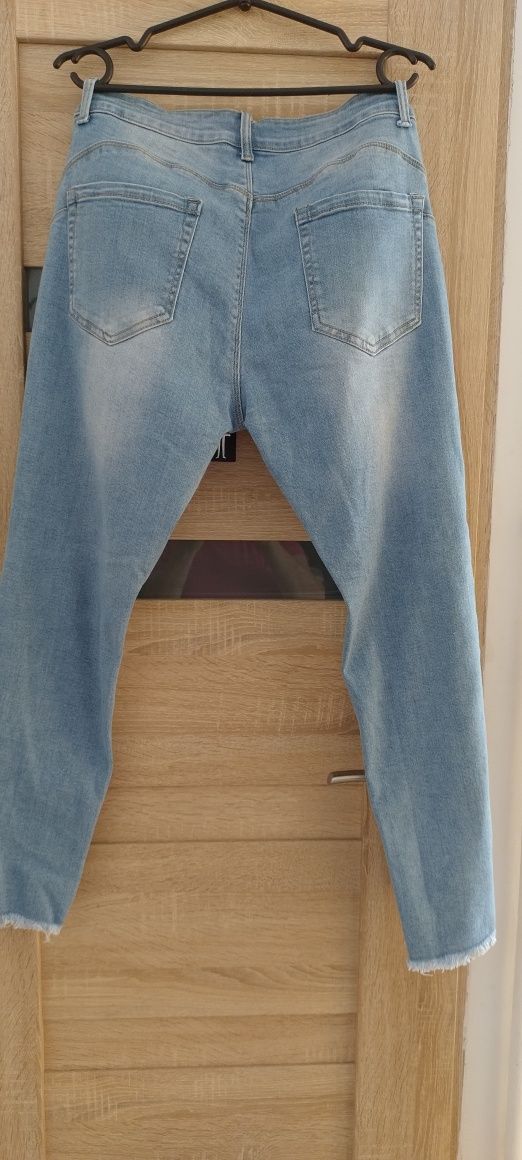 Spodnie jeansy z dziurami push up