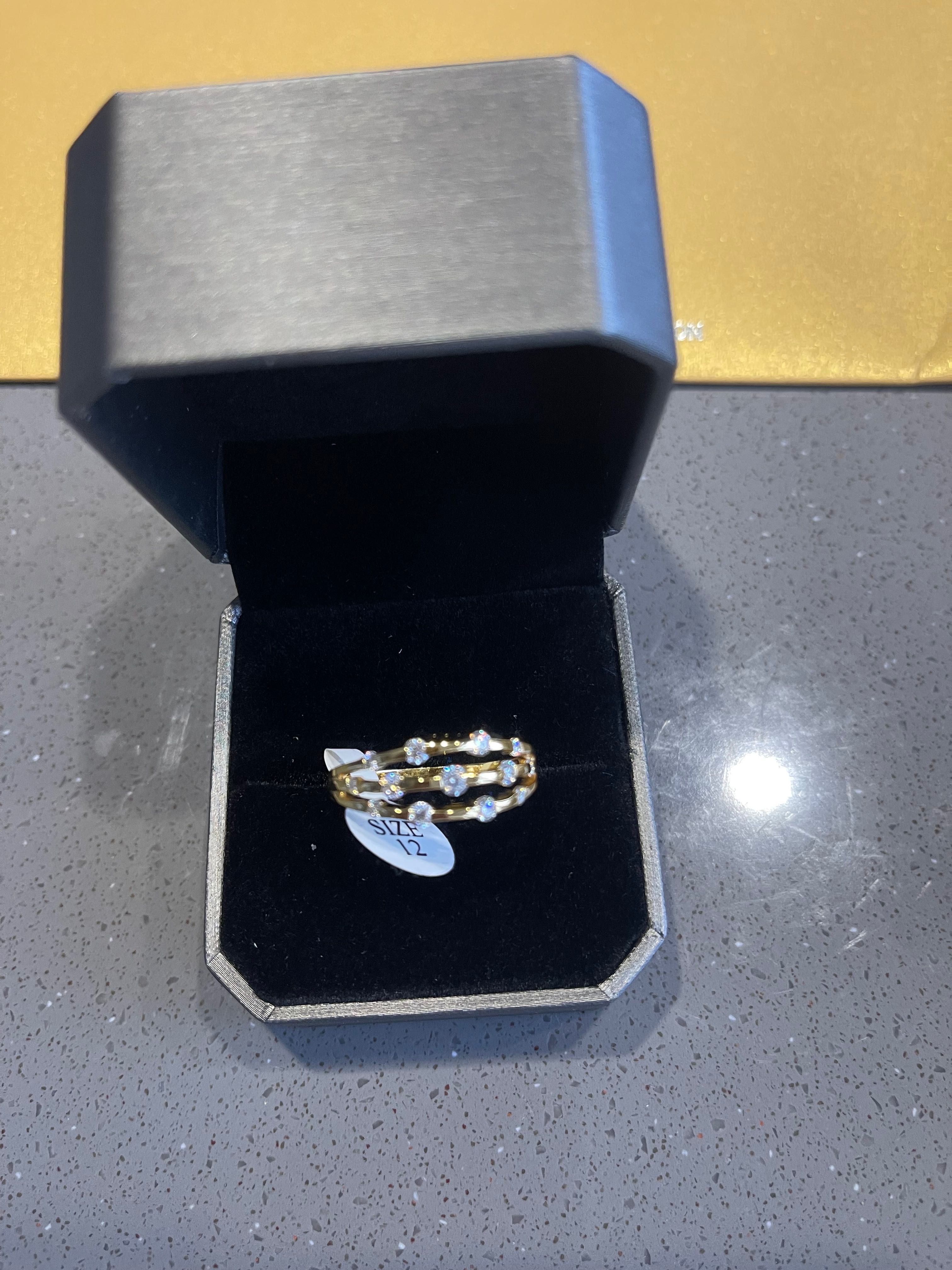 Роскошное серебряное кольцо позолоченное с муссанитом новое