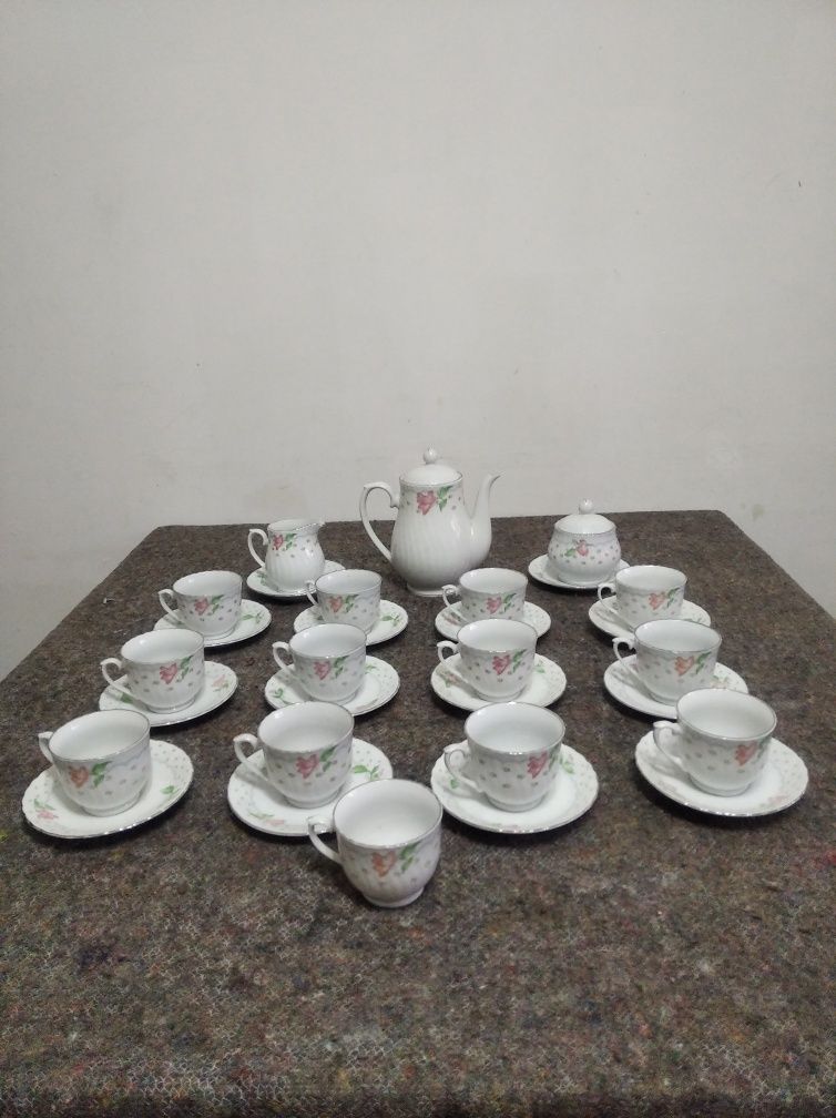 Serviço de chá branco com flores