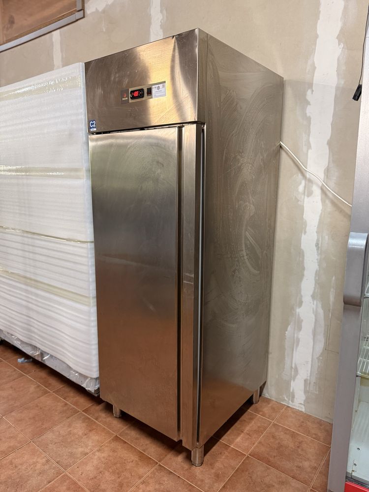 Armario Fagor de Congelação ventilado com prateleiras.