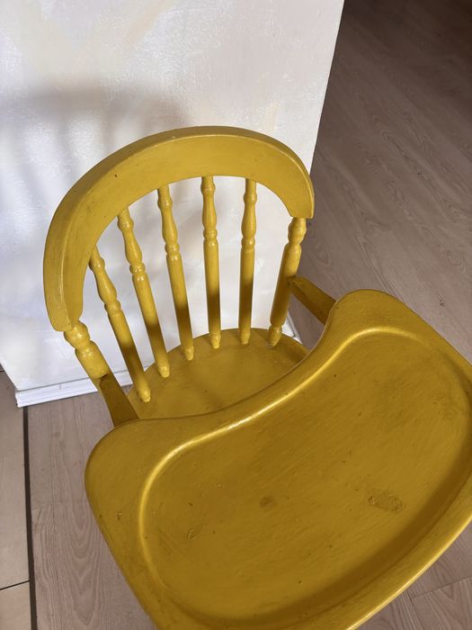 Żółte krzeselko do kaemienia dla dziecka