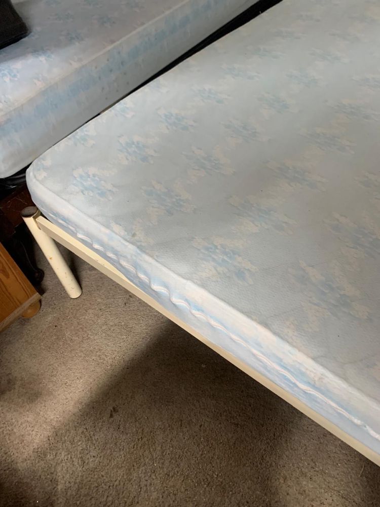 Cama de casal em metal