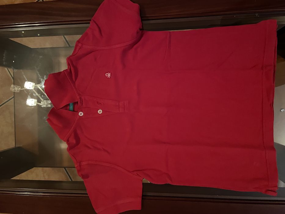 Polo vermelho da Benetton.