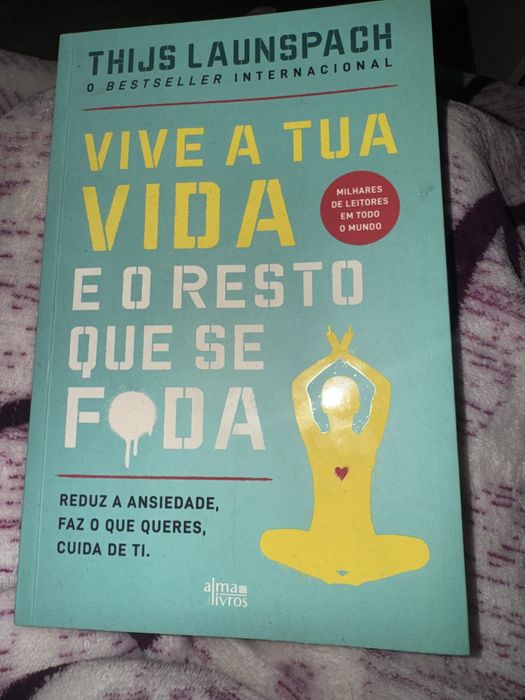 Livro “Vive a tua vida e o resto que se f#da”