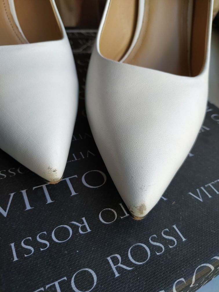 Класичні туфлі човники білого кольору Vitto Rossi