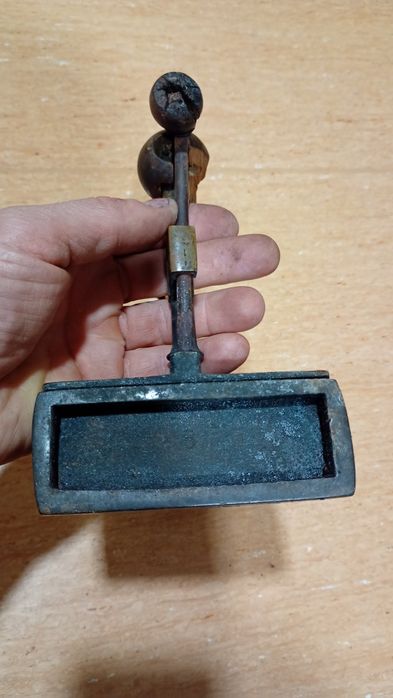 Zabytkowe brązowe żelazko+2 duszę.