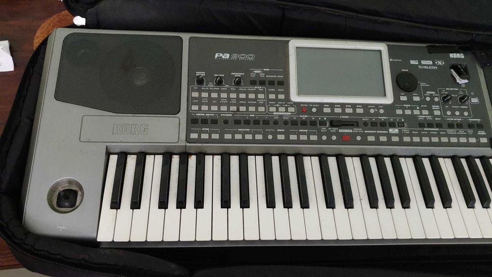 Sprzedam klawisz Korg PA900  z dodatkami