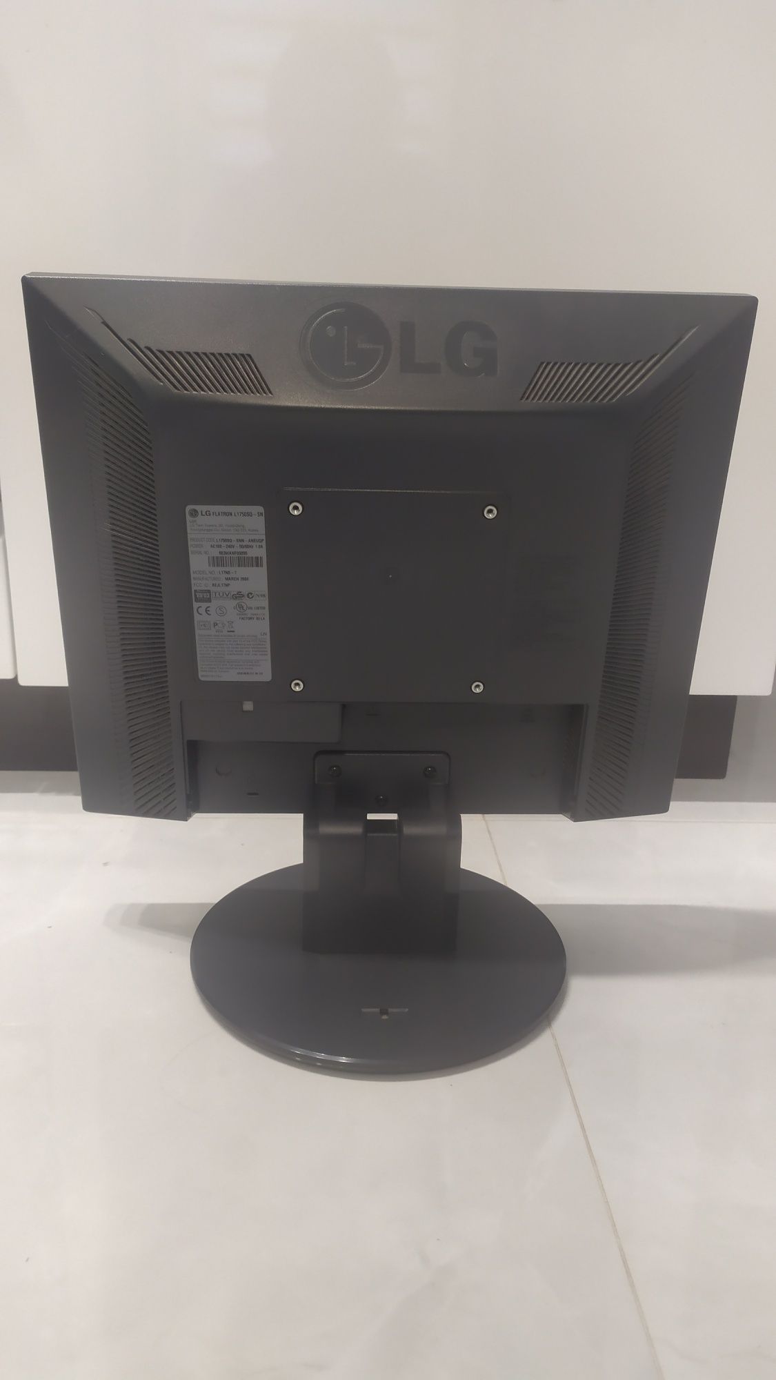 Monitor LG wraz z okablowaniem