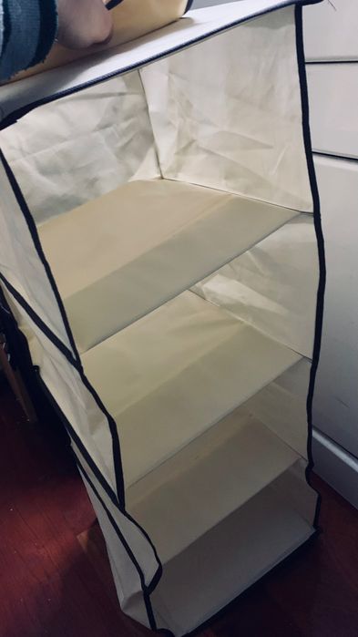 Prateleira suspensa para calçados – prática e compacta