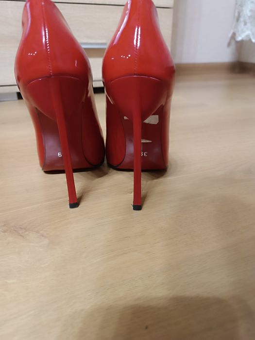 Нові лакові туфлі