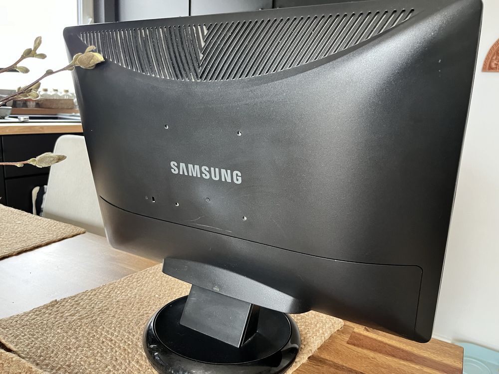 Monitor Samsung sprawny 22’