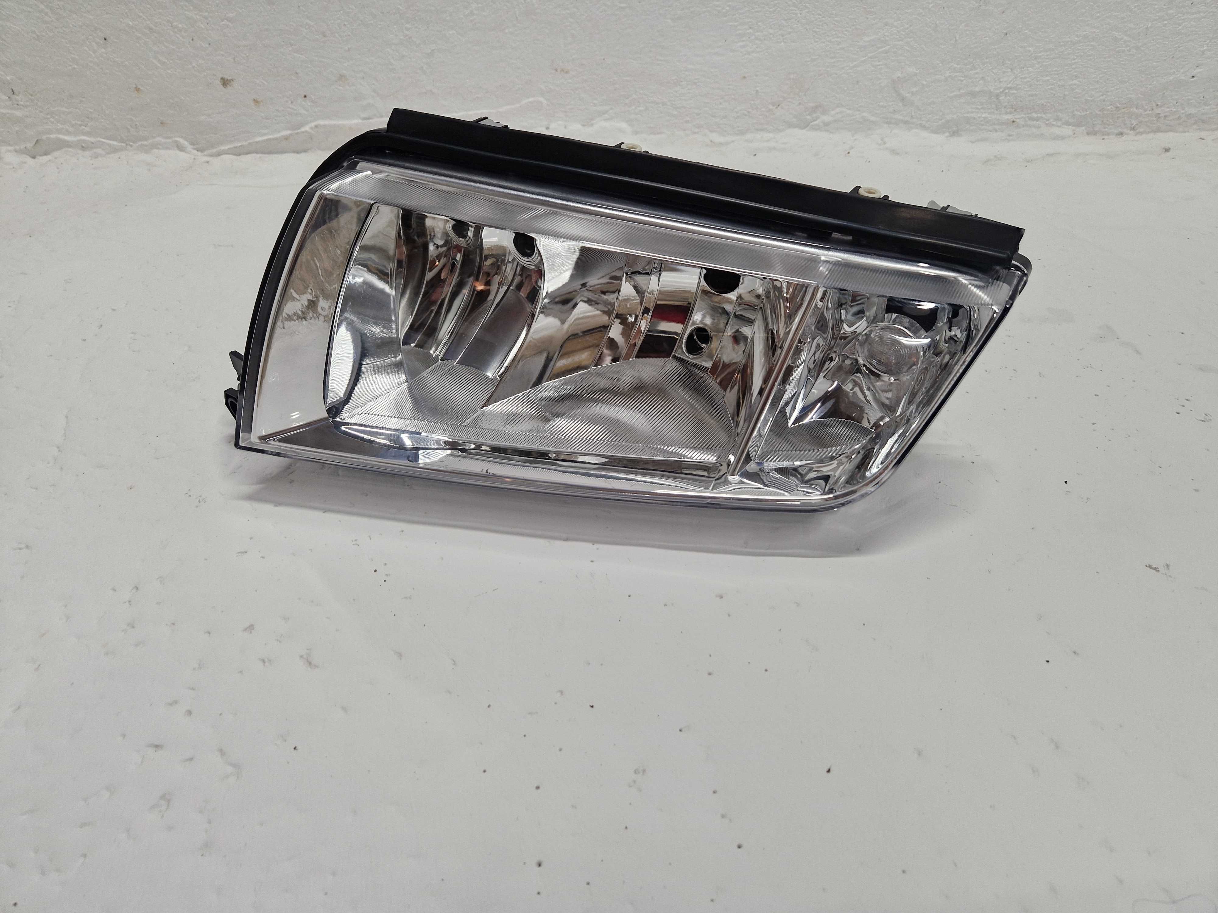 NOWA Przód Lewa Przednia Lampa Reflektor Skoda Fabia I 99-08r Europa