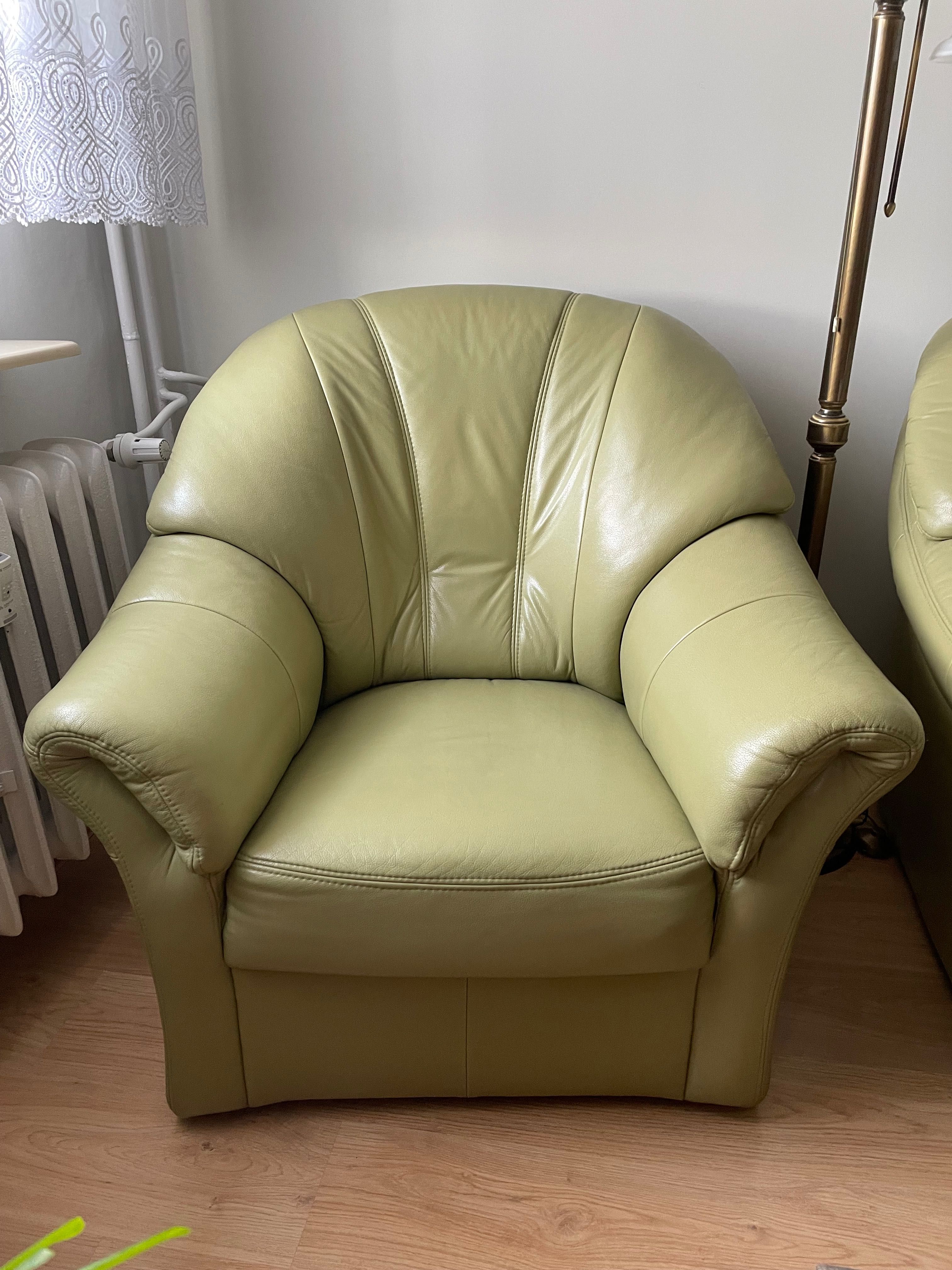 Zestaw wypoczynkowy ze skóry:  sofa + 2 fotele.
