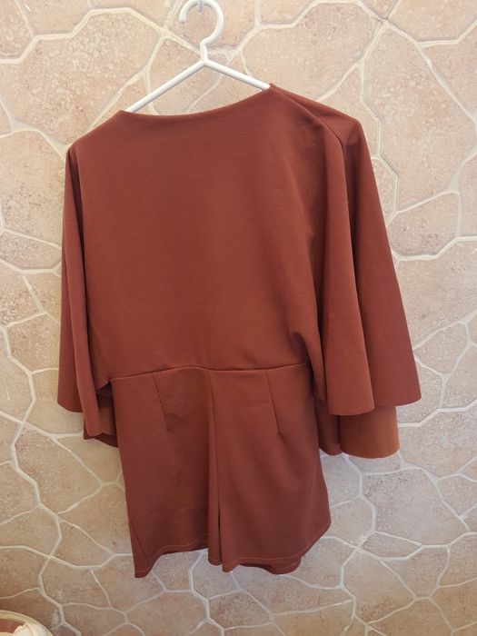 ROUPA variada em bom estado