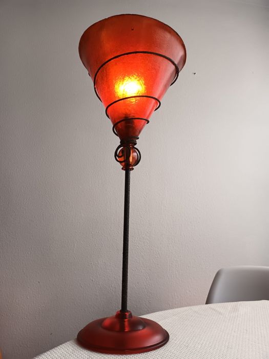 Candeeiro vermelho (gato preto)