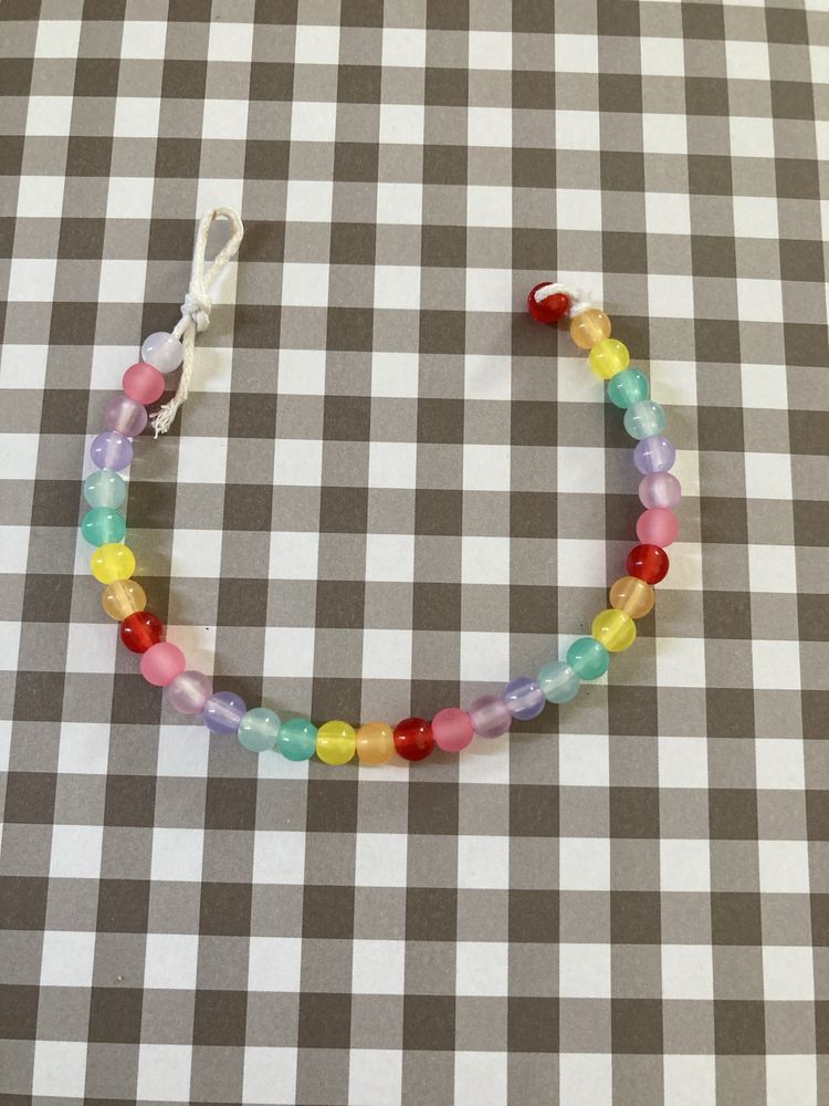 Pulseira artesanal arco-íris