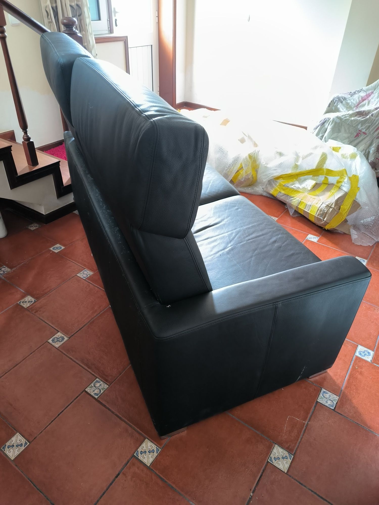 Sofá preto em pele Brühl