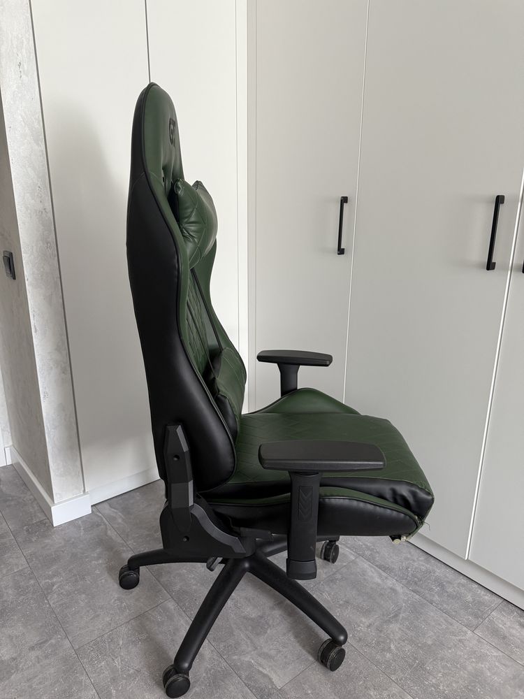 Геймерское кресло GT Racer Pro Green
