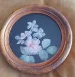 Moldura com flores feitas com escamas de peixe