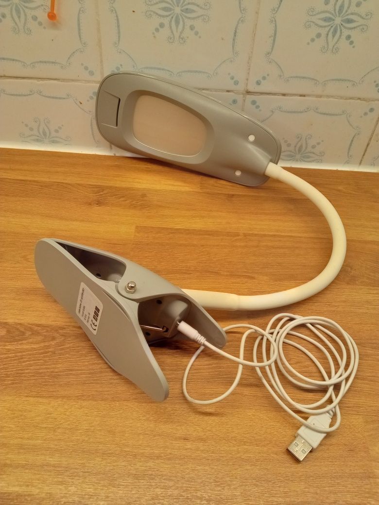 Lampka biurkowa LED z klipsem