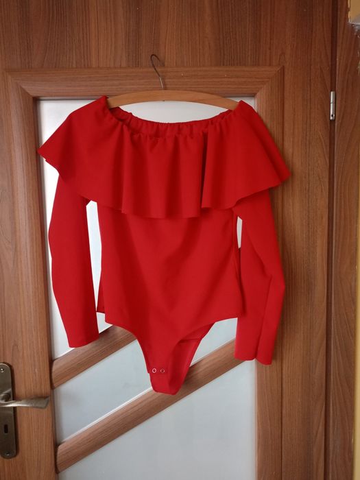 Czerwone body z falbanką