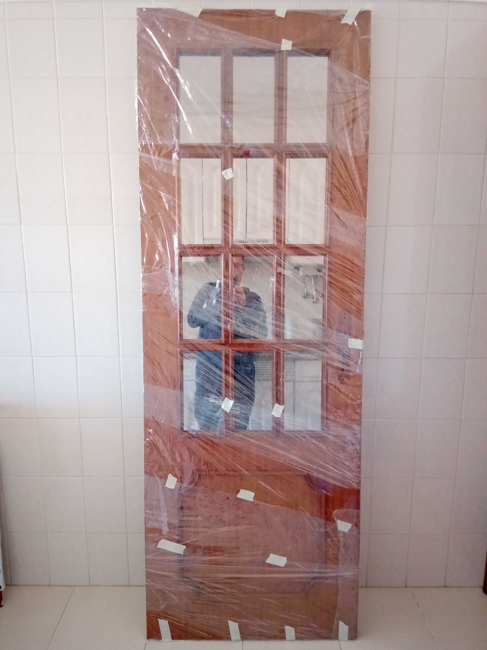 Porta cor carvalho 198,5x70cm com espelhos nas duas faces.