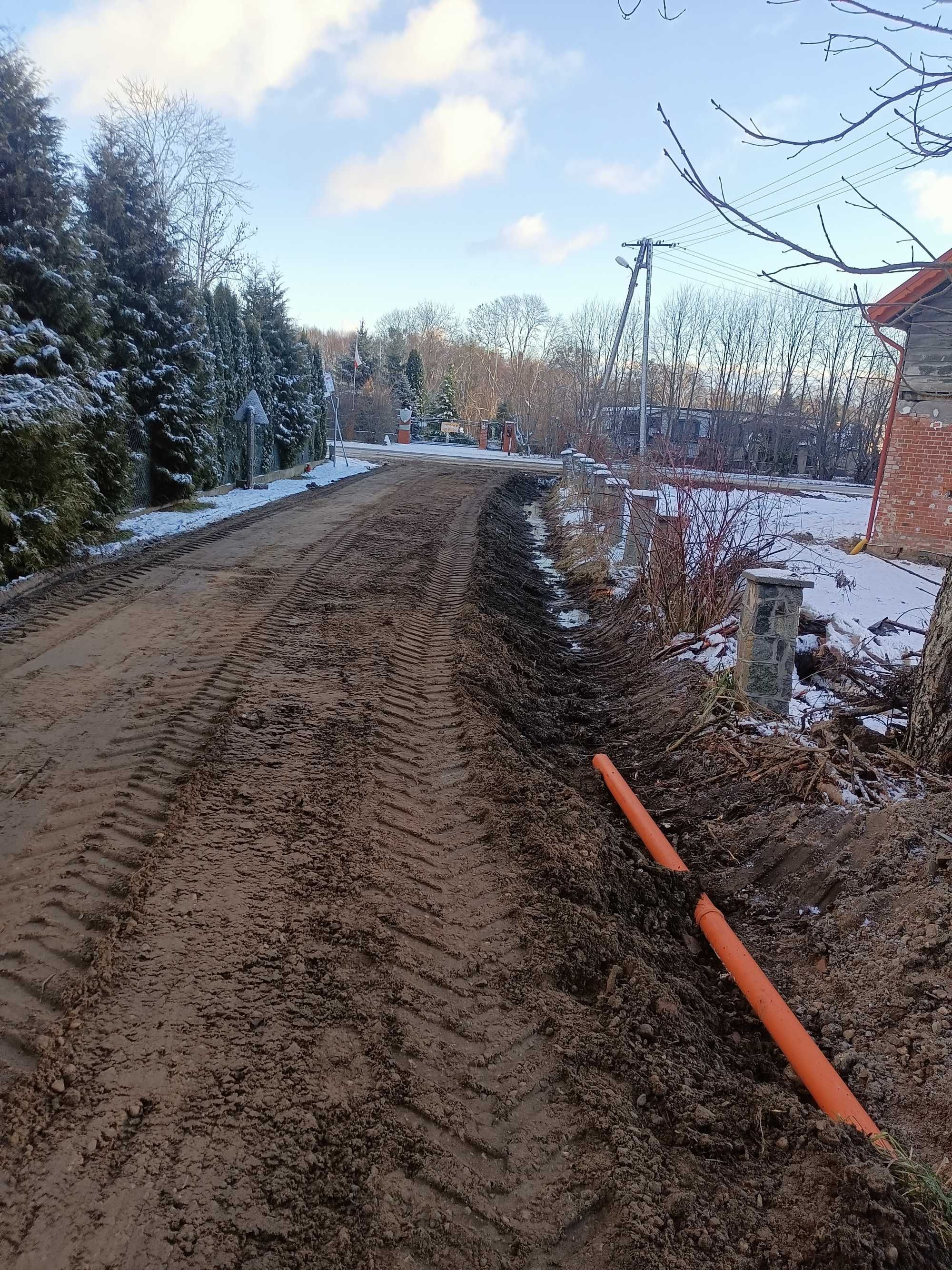 Prace ziemne koparko-ładowarka, koparka gąsienicowa, wywrotka