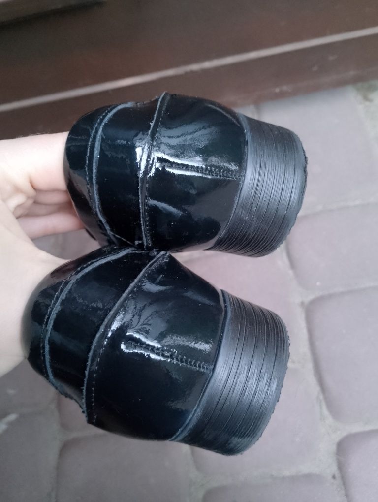 Czarne loafersy półbuty mokasyny lakierki skóra lakierowana 42 Clarks