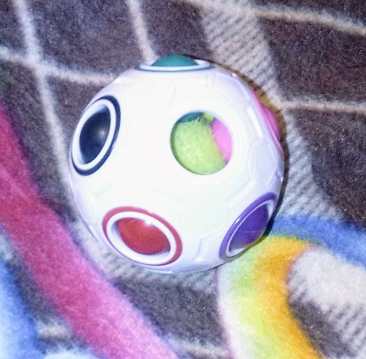 Wyrazowy sześcian po ang. i kula "wciskacz" kulkami