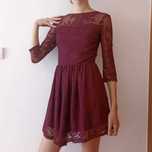 Vestido com renda bordo