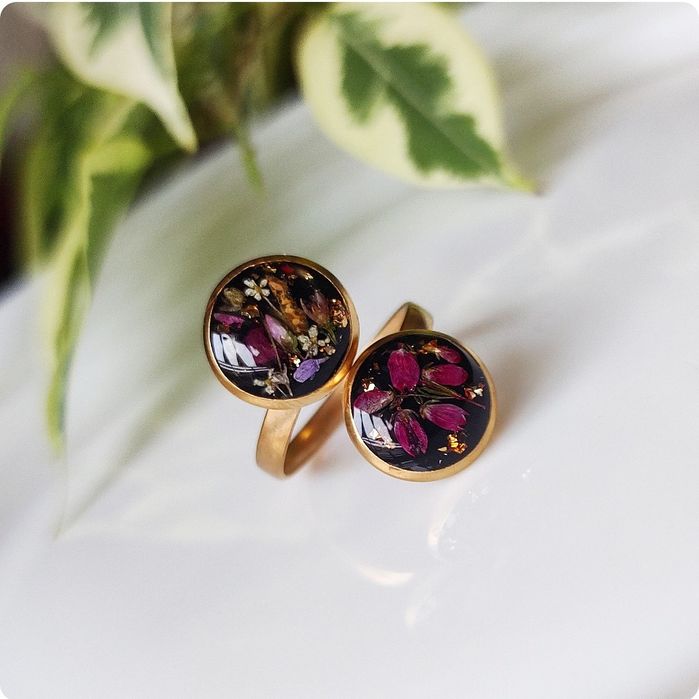 Regulowany pierścionek z kwiatami