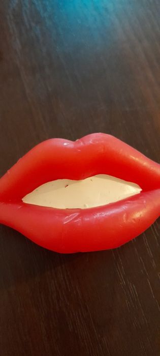 Świeczka w kształcie ust