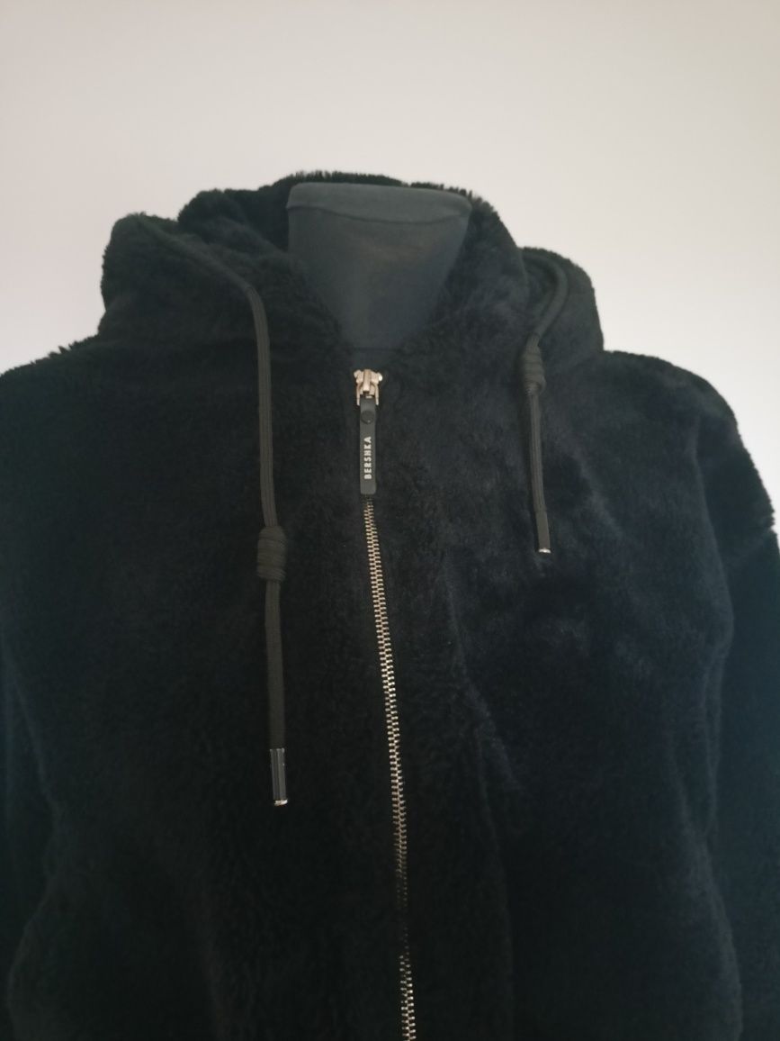 Czarne krótkie futerko Bershka XS S