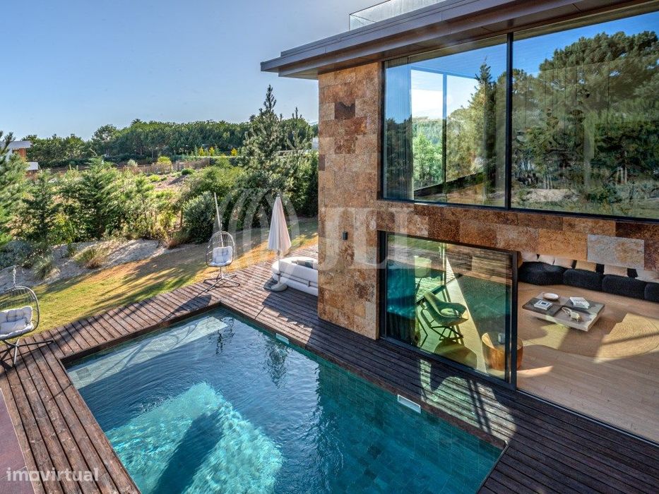 Moradia T4 com jardim e piscina em Troia