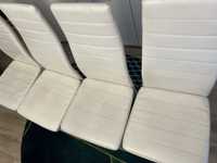 Cztery białe krzesła